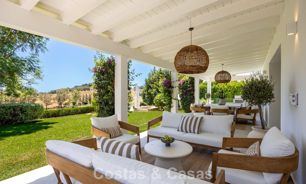 Gelijkvloerse luxevilla met Spaanse bouwstijl en directe toegang tot de golfbaan te koop in Marbella - Benahavis 803527