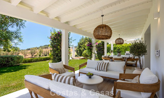 Gelijkvloerse luxevilla met Spaanse bouwstijl en directe toegang tot de golfbaan te koop in Marbella - Benahavis 803527 