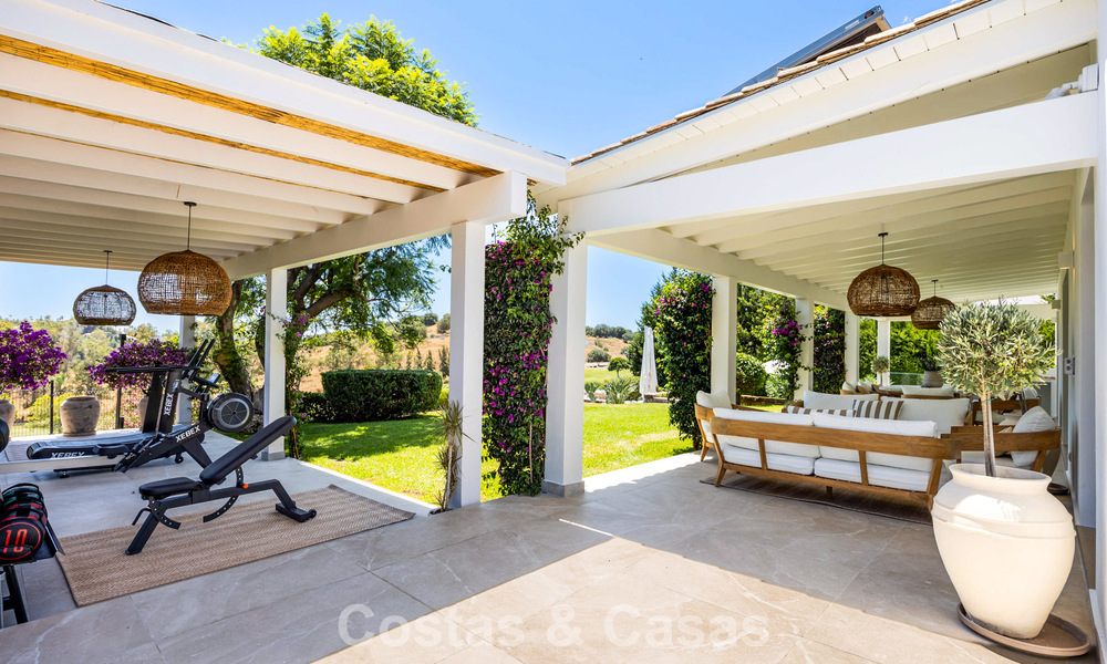 Gelijkvloerse luxevilla met Spaanse bouwstijl en directe toegang tot de golfbaan te koop in Marbella - Benahavis 803528