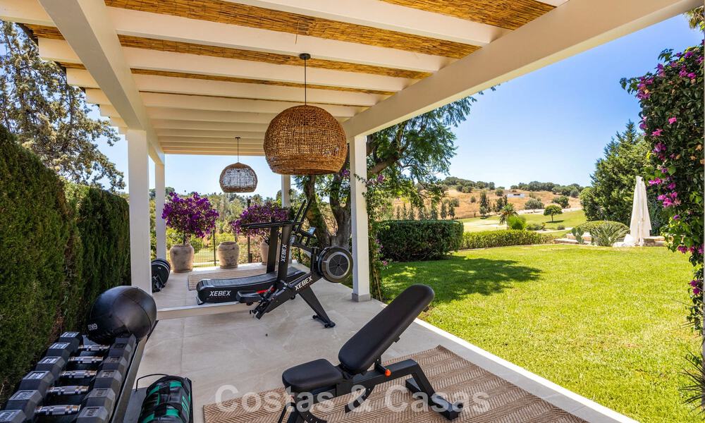 Gelijkvloerse luxevilla met Spaanse bouwstijl en directe toegang tot de golfbaan te koop in Marbella - Benahavis 803529