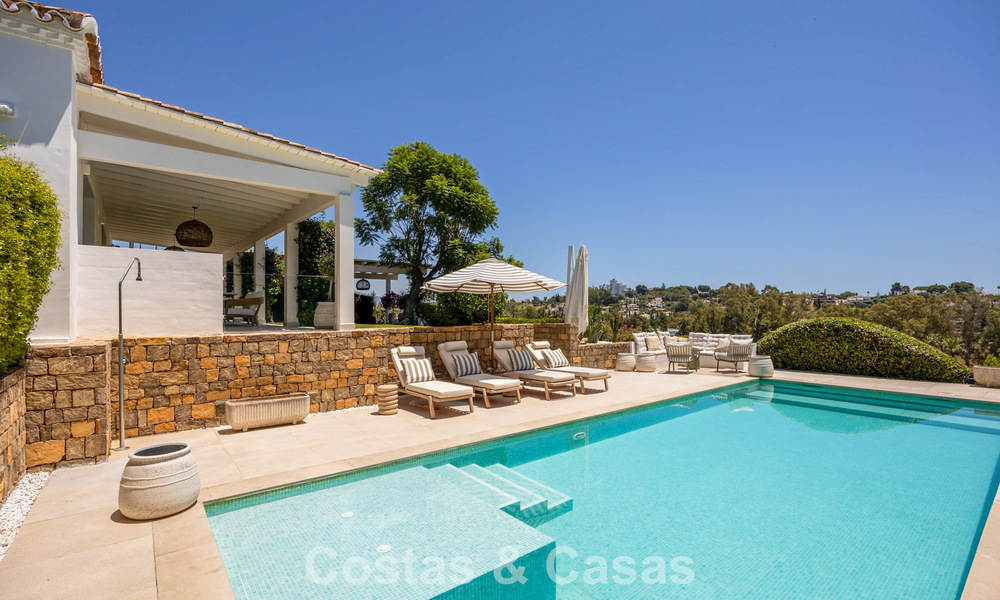 Gelijkvloerse luxevilla met Spaanse bouwstijl en directe toegang tot de golfbaan te koop in Marbella - Benahavis 803533
