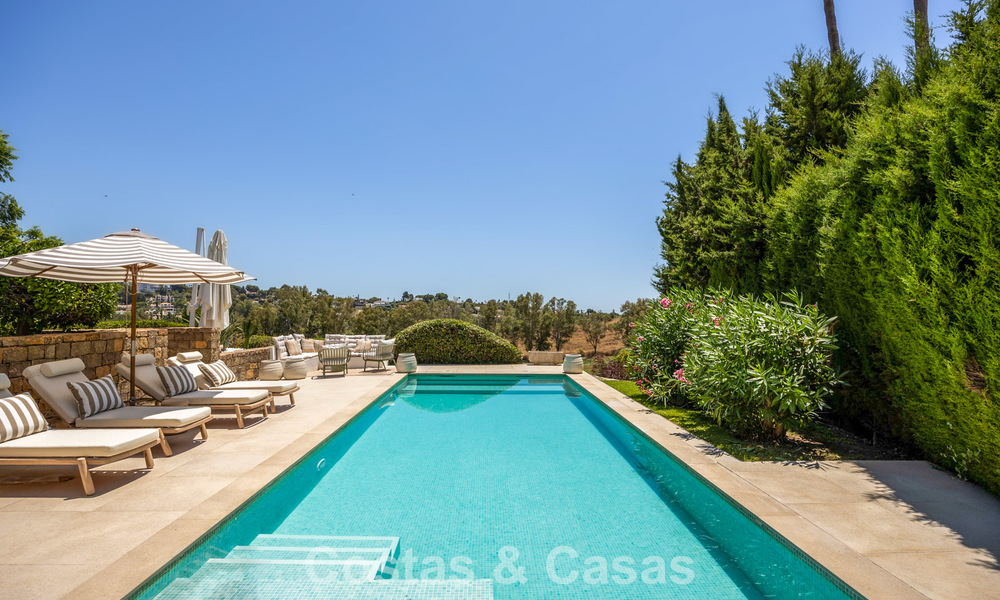 Gelijkvloerse luxevilla met Spaanse bouwstijl en directe toegang tot de golfbaan te koop in Marbella - Benahavis 803534