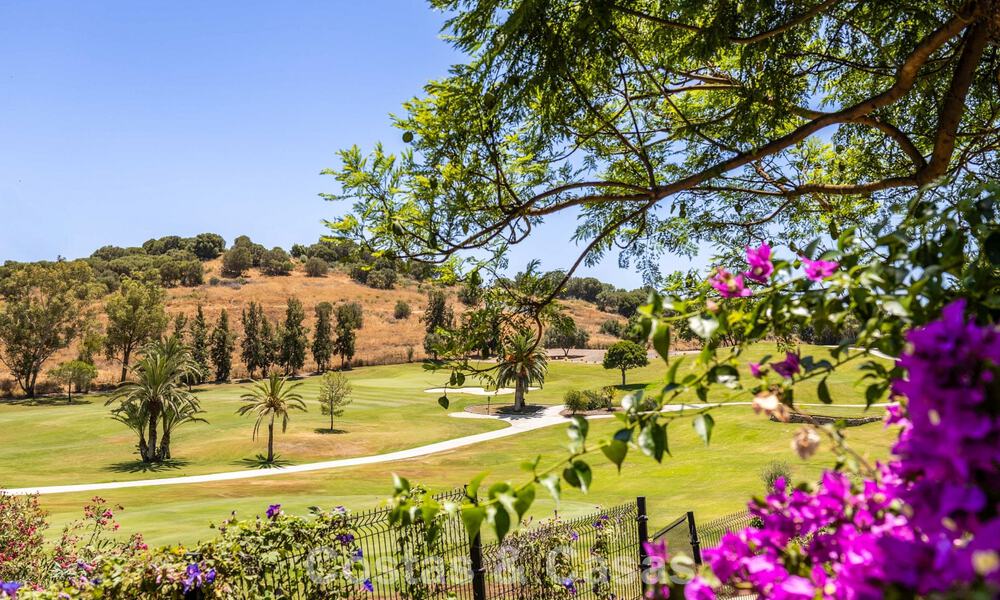 Gelijkvloerse luxevilla met Spaanse bouwstijl en directe toegang tot de golfbaan te koop in Marbella - Benahavis 803535