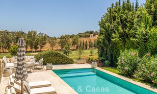 Gelijkvloerse luxevilla met Spaanse bouwstijl en directe toegang tot de golfbaan te koop in Marbella - Benahavis 803536 