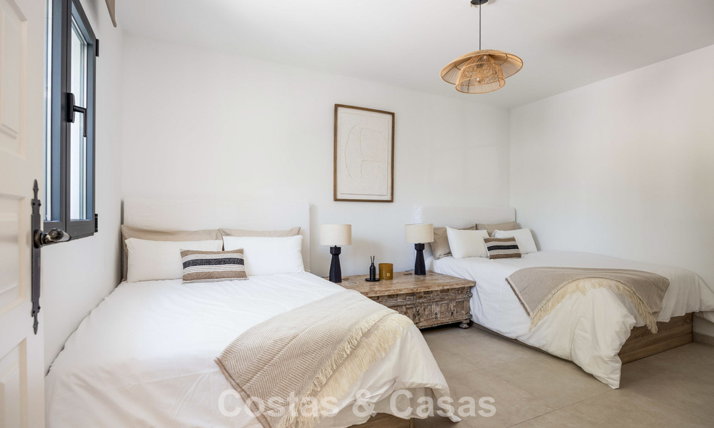 Gelijkvloerse luxevilla met Spaanse bouwstijl en directe toegang tot de golfbaan te koop in Marbella - Benahavis 803540