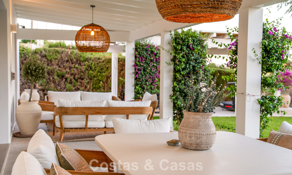 Gelijkvloerse luxevilla met Spaanse bouwstijl en directe toegang tot de golfbaan te koop in Marbella - Benahavis 803542