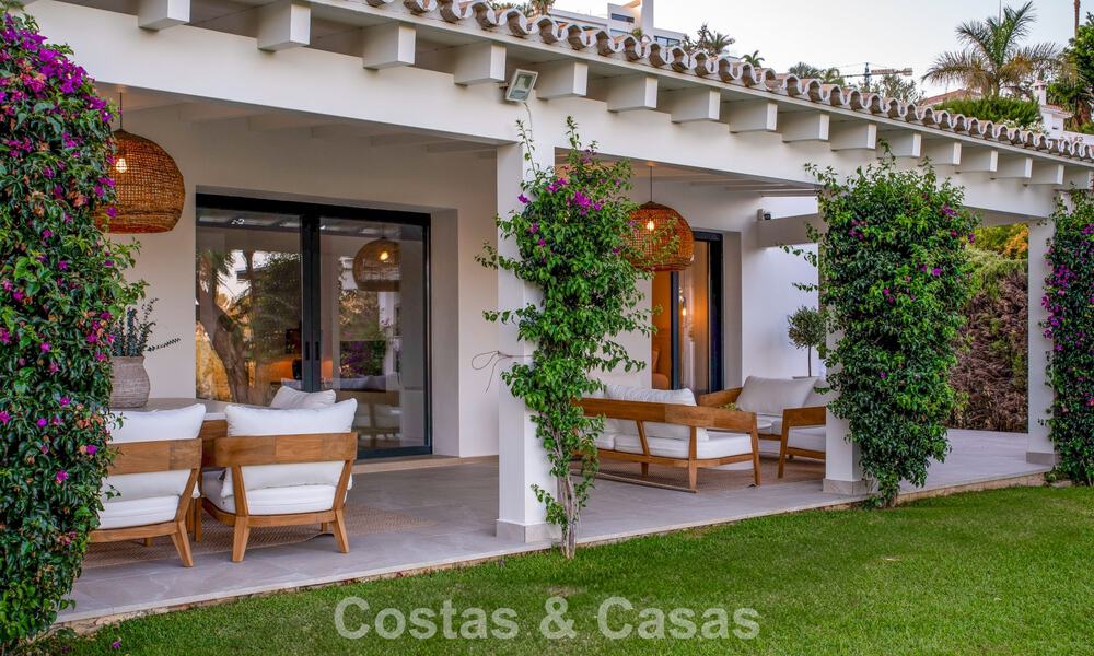 Gelijkvloerse luxevilla met Spaanse bouwstijl en directe toegang tot de golfbaan te koop in Marbella - Benahavis 803543
