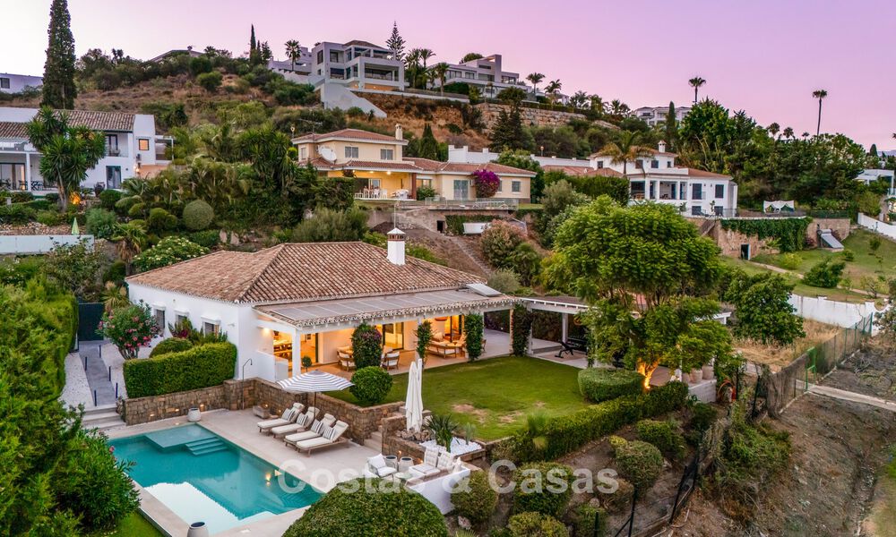 Gelijkvloerse luxevilla met Spaanse bouwstijl en directe toegang tot de golfbaan te koop in Marbella - Benahavis 803545