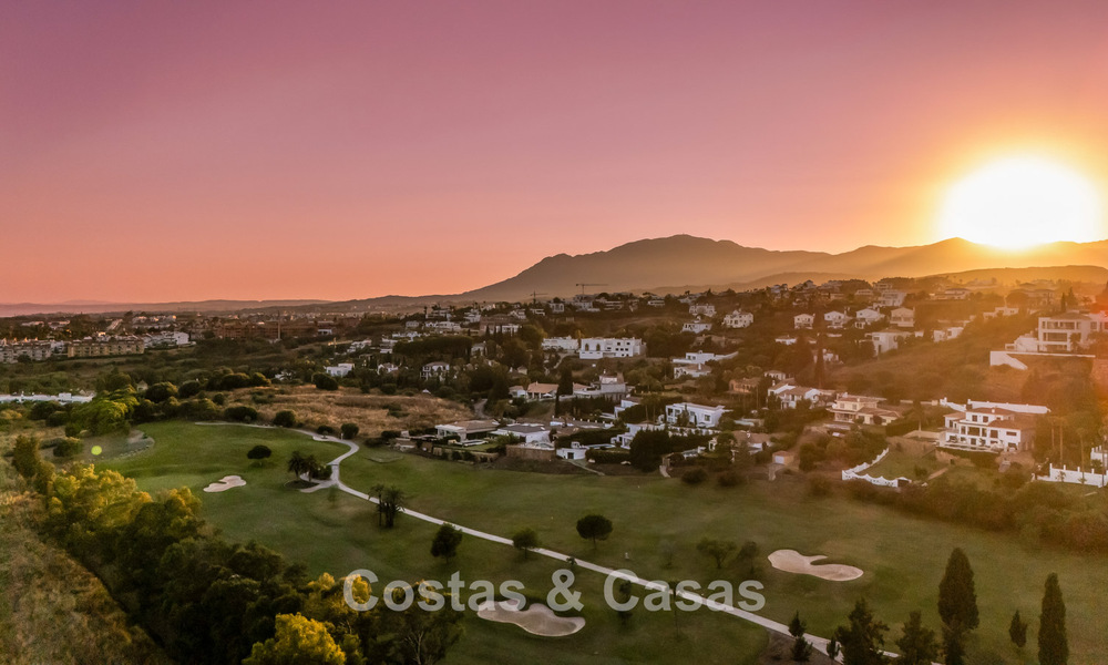 Gelijkvloerse luxevilla met Spaanse bouwstijl en directe toegang tot de golfbaan te koop in Marbella - Benahavis 803547