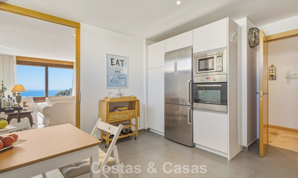 Instapklaar appartement met panoramisch zeezicht te koop ten oosten van Marbella centrum 803554