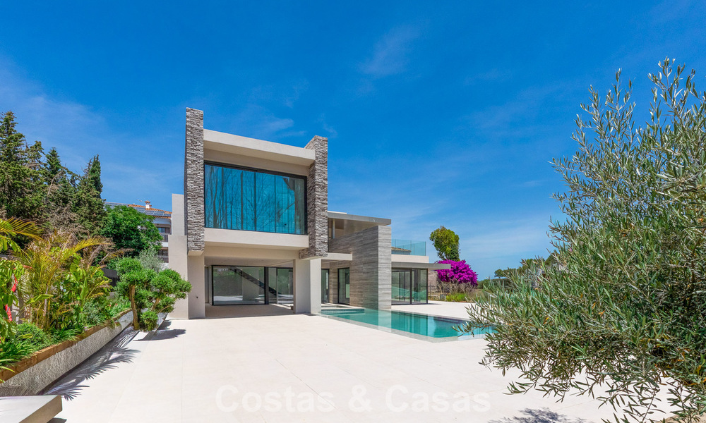 Nieuwe, exclusieve, instapklare, moderne villa te koop in een strandwijk tegen San Pedro, Marbella 803566
