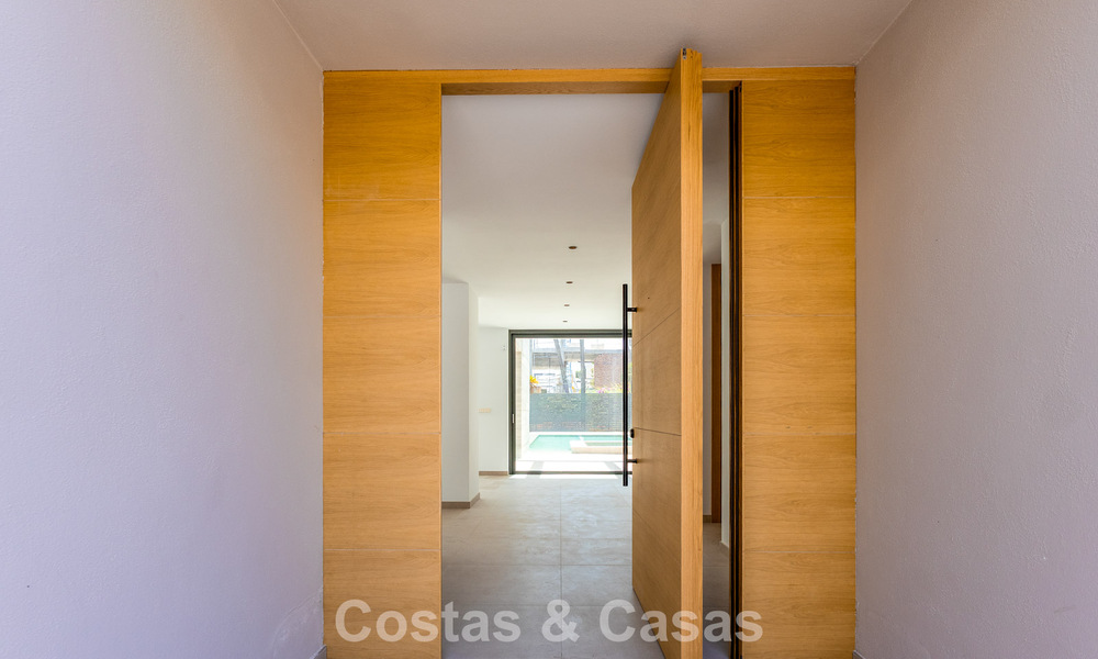 Nieuwe, exclusieve, instapklare, moderne villa te koop in een strandwijk tegen San Pedro, Marbella 803568