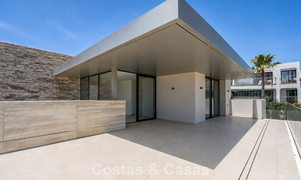 Nieuwe, exclusieve, instapklare, moderne villa te koop in een strandwijk tegen San Pedro, Marbella 803599