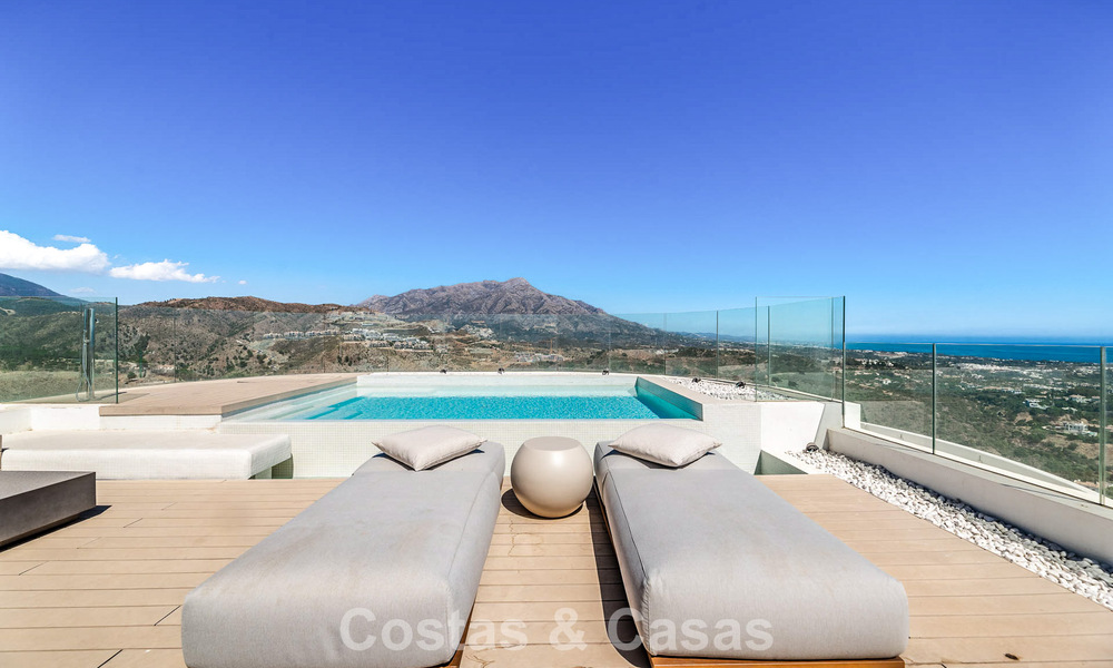 Exclusief modern duplex penthouse met panoramisch zeezicht te koop in Marbella - Benahavis 803774