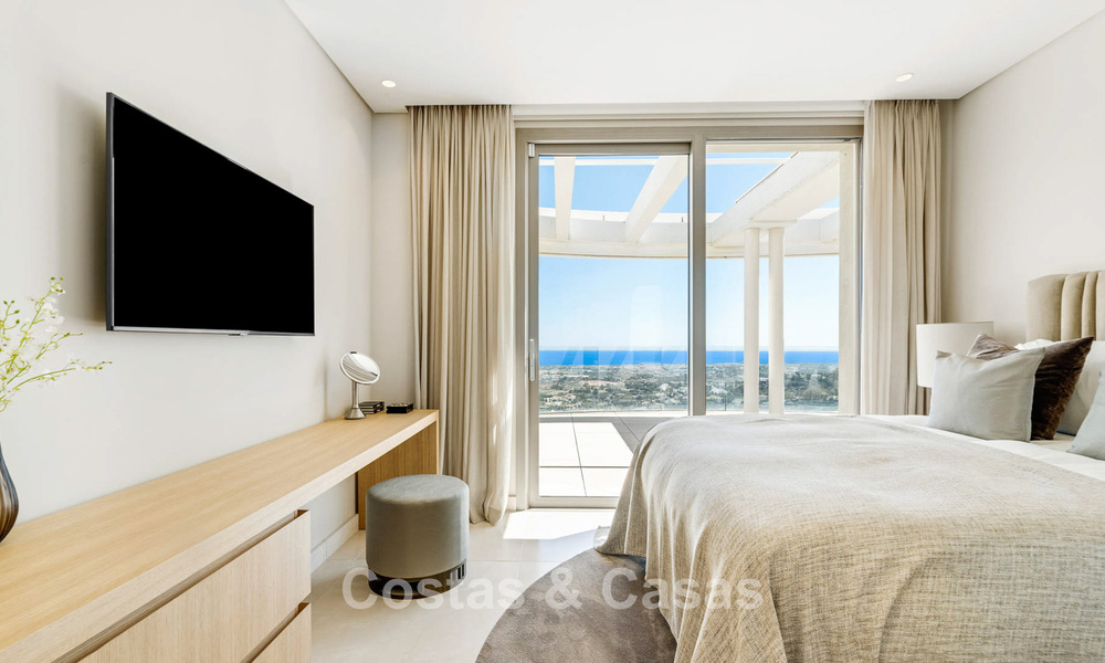 Exclusief modern duplex penthouse met panoramisch zeezicht te koop in Marbella - Benahavis 803780
