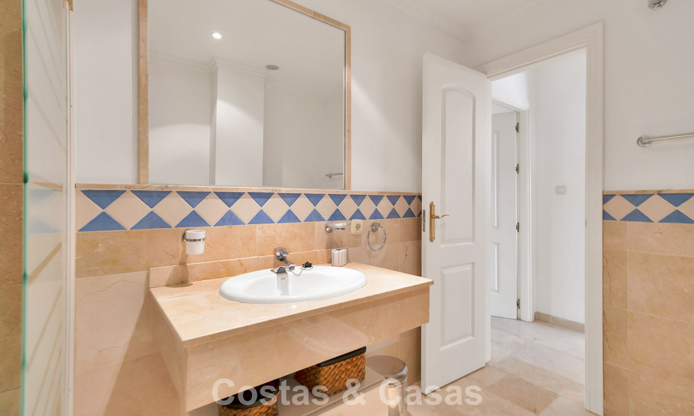 Ruim appartement met royaal terras te koop op loopafstand van de voorzieningen in Aloha in Nueva Andalucia, Marbella 803638