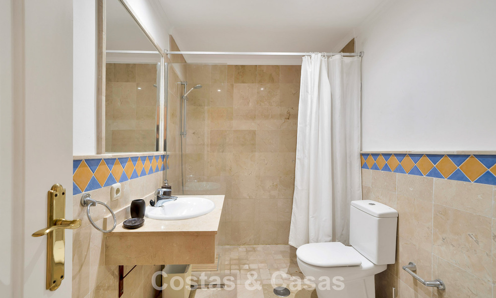 Ruim appartement met royaal terras te koop op loopafstand van de voorzieningen in Aloha in Nueva Andalucia, Marbella 803644