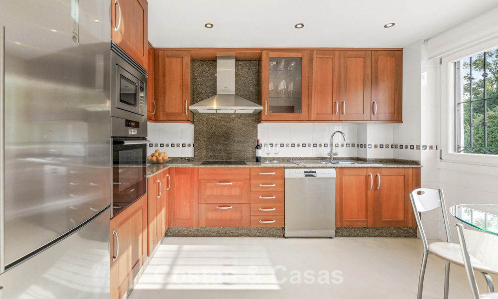 Exclusieve halfvrijstaande woning met dakterras te koop op Marbella’s Golden Mile 803874