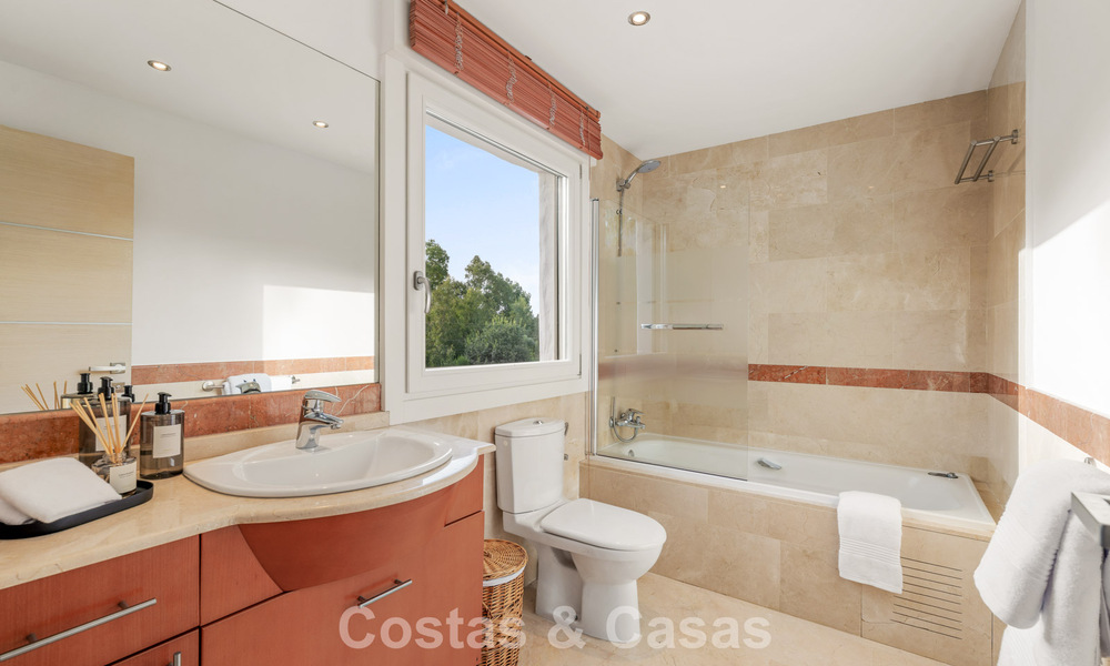 Exclusieve halfvrijstaande woning met dakterras te koop op Marbella’s Golden Mile 803890