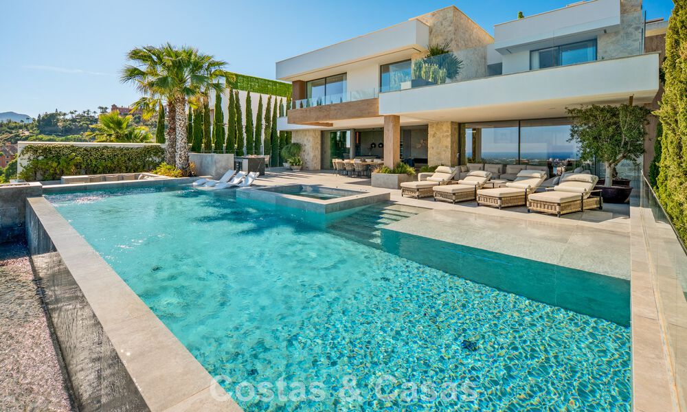 Eersteklas luxevilla met fenomenaal zeezicht te koop, in een afgesloten woonwijk van La Quinta, Marbella - Benahavis 803727