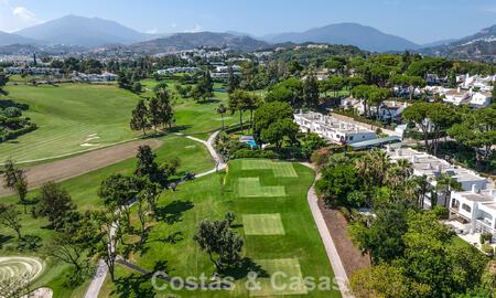 Modern Andalusisch hoekhuis te koop, in een gezochte gated community, eerstelijn Aloha Golf in Nueva Andalucia, Marbella 803751