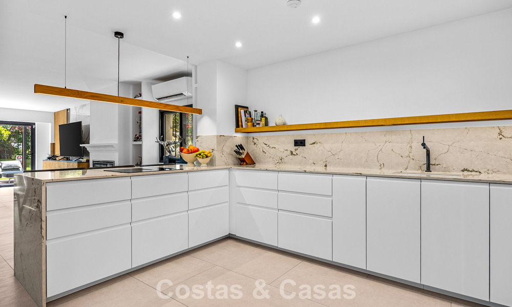Modern Andalusisch hoekhuis te koop, in een gezochte gated community, eerstelijn Aloha Golf in Nueva Andalucia, Marbella 803754