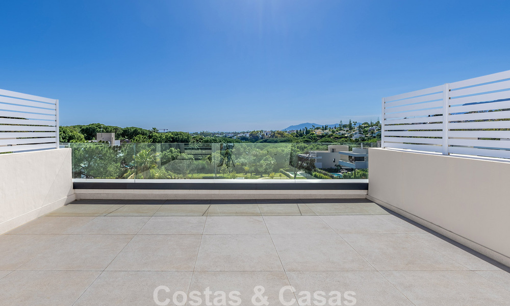 Nieuwe, moderne rijwoning te koop op wandelafstand van het strand in Elviria, ten oosten van Marbella centrum 804084