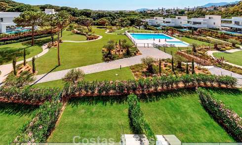 Nieuwe, moderne rijwoning te koop op wandelafstand van het strand in Elviria, ten oosten van Marbella centrum 804096