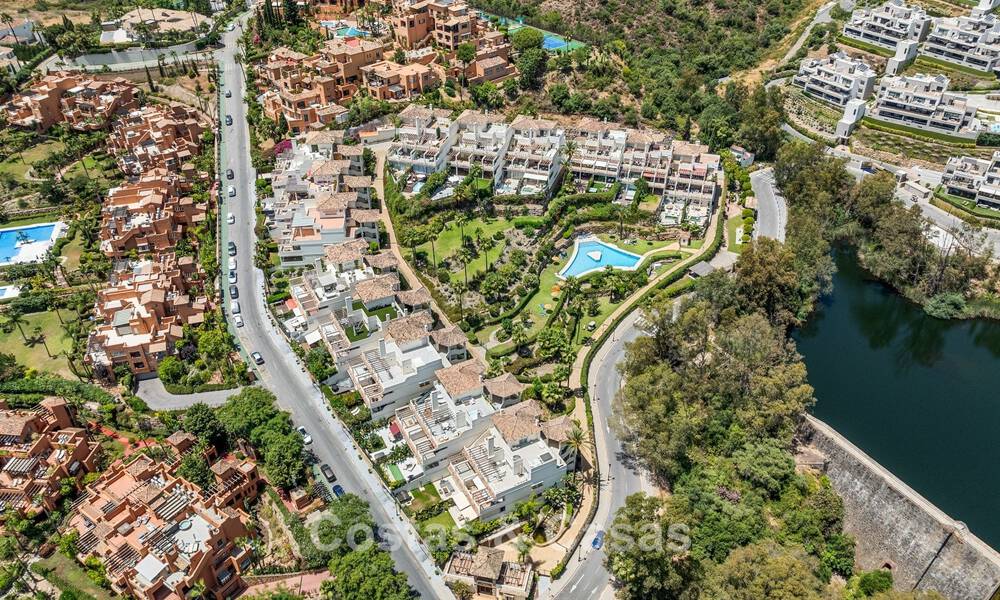 Luxe gerenoveerd appartement met panoramisch uitzicht te koop in Nueva Andalucia, Marbella 804058