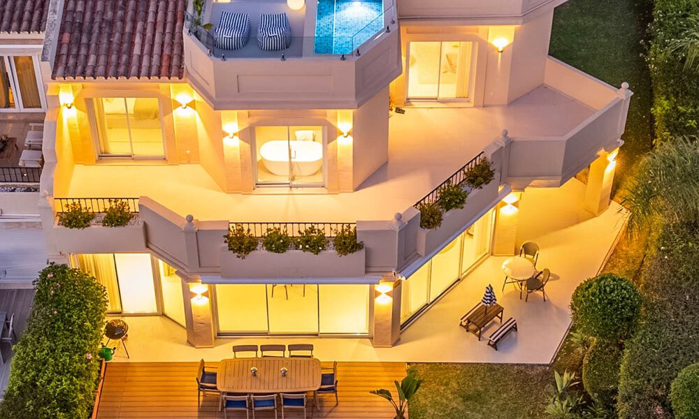 Luxueus totaal gerenoveerde halfvrijstaande woning, eerstelijns golf te koop in La Quinta, Marbella - Benahavis 804425