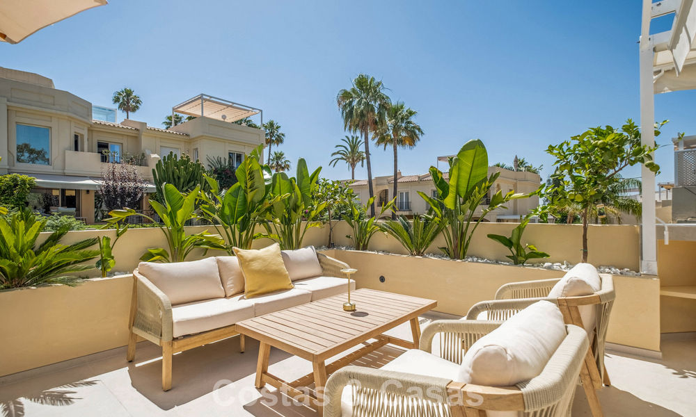Luxueus totaal gerenoveerde halfvrijstaande woning, eerstelijns golf te koop in La Quinta, Marbella - Benahavis 804429