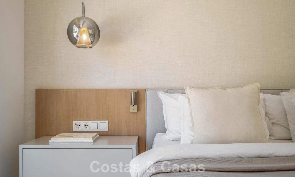 Luxueus totaal gerenoveerde halfvrijstaande woning, eerstelijns golf te koop in La Quinta, Marbella - Benahavis 804449