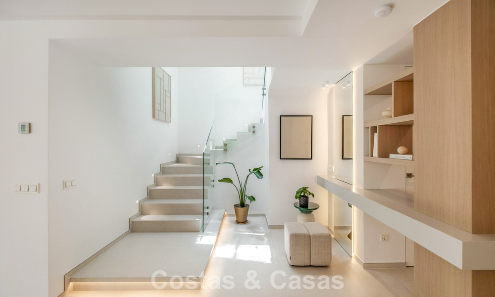 Luxueus totaal gerenoveerde halfvrijstaande woning, eerstelijns golf te koop in La Quinta, Marbella - Benahavis 804465