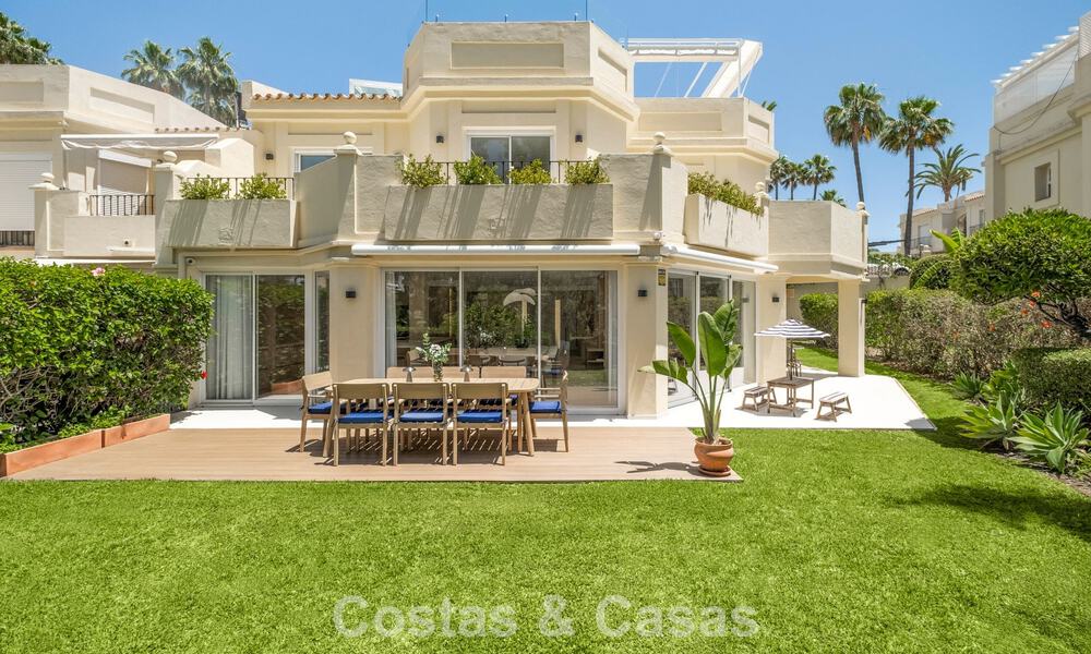 Luxueus totaal gerenoveerde halfvrijstaande woning, eerstelijns golf te koop in La Quinta, Marbella - Benahavis 804476