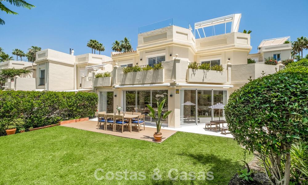 Luxueus totaal gerenoveerde halfvrijstaande woning, eerstelijns golf te koop in La Quinta, Marbella - Benahavis 804478