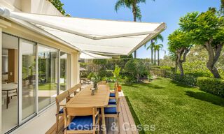 Luxueus totaal gerenoveerde halfvrijstaande woning, eerstelijns golf te koop in La Quinta, Marbella - Benahavis 804481 