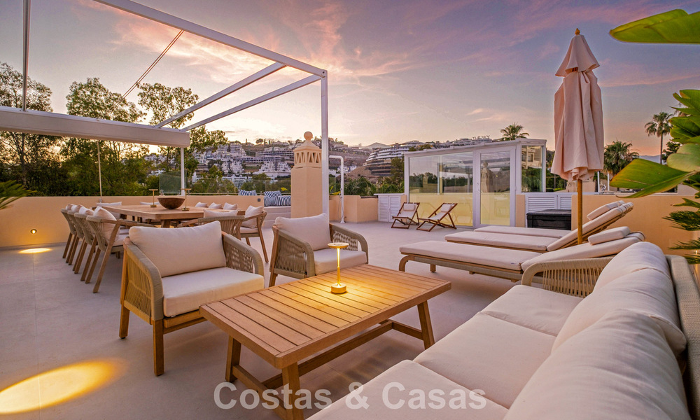 Luxueus totaal gerenoveerde halfvrijstaande woning, eerstelijns golf te koop in La Quinta, Marbella - Benahavis 804496
