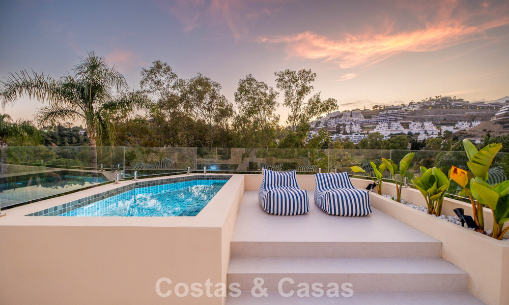 Luxueus totaal gerenoveerde halfvrijstaande woning, eerstelijns golf te koop in La Quinta, Marbella - Benahavis 804497