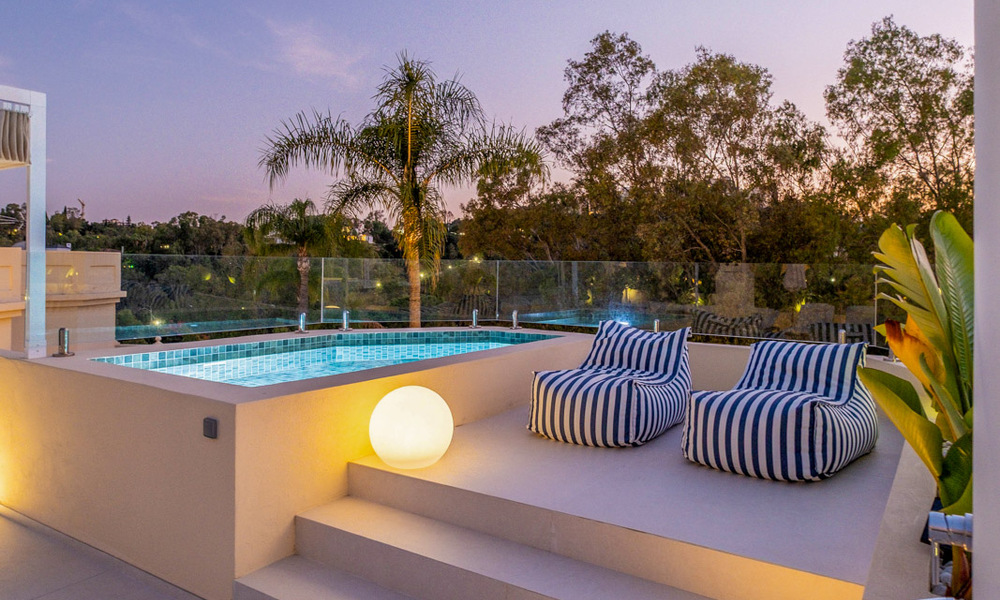 Luxueus totaal gerenoveerde halfvrijstaande woning, eerstelijns golf te koop in La Quinta, Marbella - Benahavis 804500