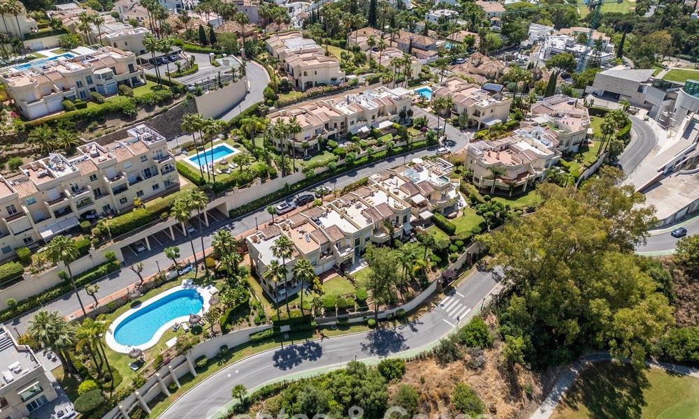 Luxueus totaal gerenoveerde halfvrijstaande woning, eerstelijns golf te koop in La Quinta, Marbella - Benahavis 804505
