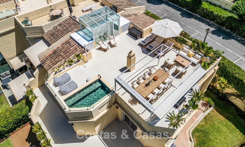 Luxueus totaal gerenoveerde halfvrijstaande woning, eerstelijns golf te koop in La Quinta, Marbella - Benahavis 804507