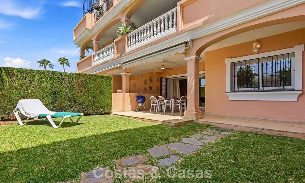 Gelijkvloers appartement met privétuin te koop op een steenworp van het strand op de New Golden Mile tussen Marbella en Estepona 804510