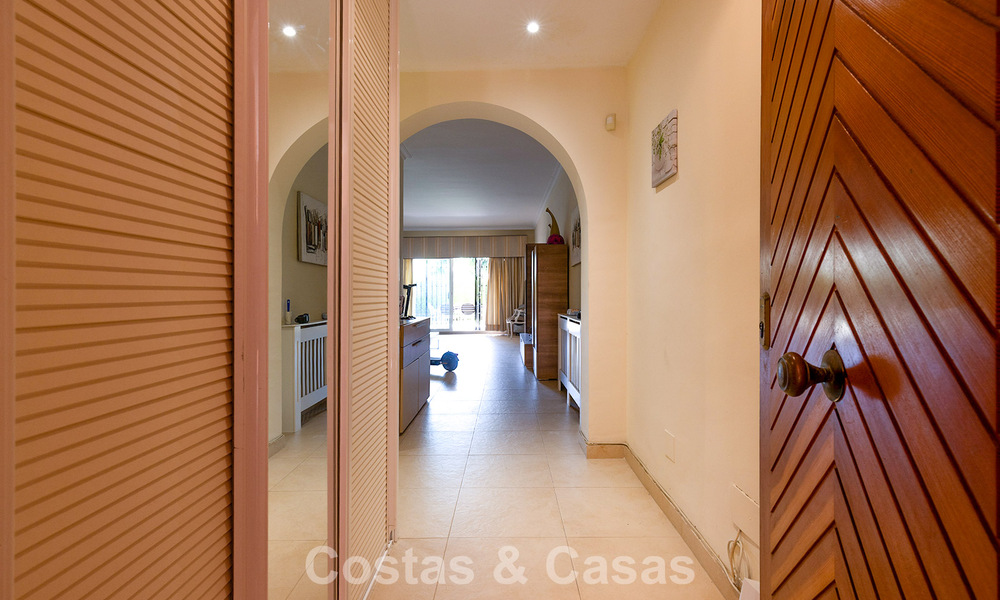 Gelijkvloers appartement met privétuin te koop op een steenworp van het strand op de New Golden Mile tussen Marbella en Estepona 804514