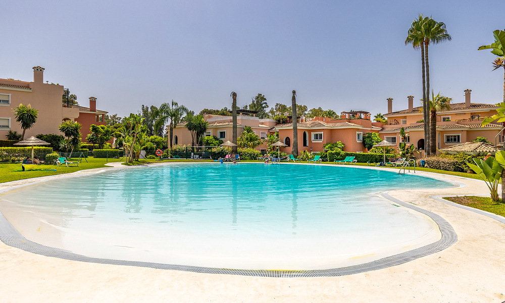 Gelijkvloers appartement met privétuin te koop op een steenworp van het strand op de New Golden Mile tussen Marbella en Estepona 804516