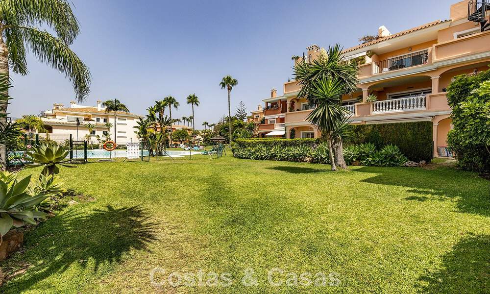 Gelijkvloers appartement met privétuin te koop op een steenworp van het strand op de New Golden Mile tussen Marbella en Estepona 804518