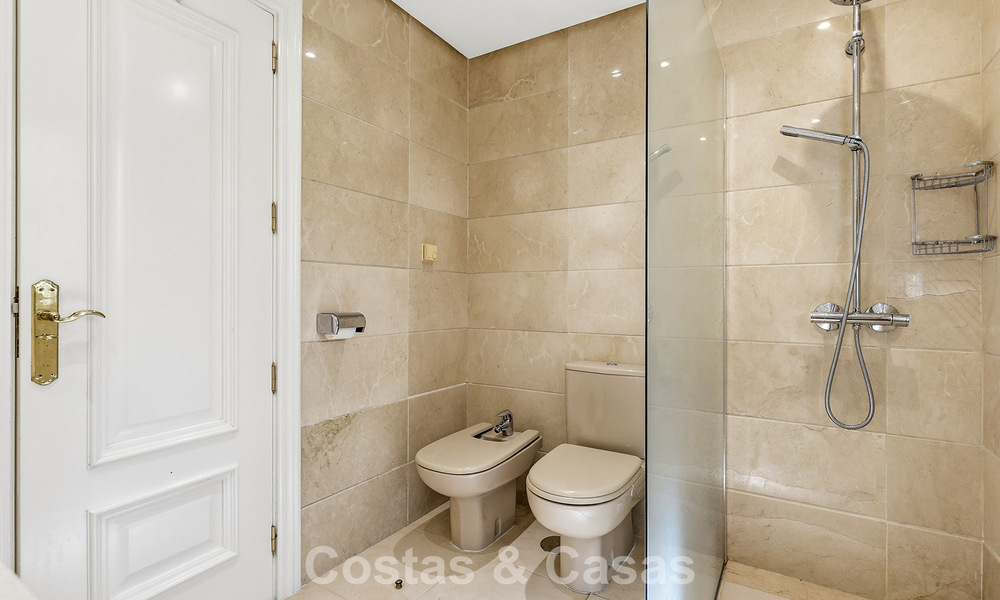 Gelijkvloers appartement met privétuin te koop op een steenworp van het strand op de New Golden Mile tussen Marbella en Estepona 804526