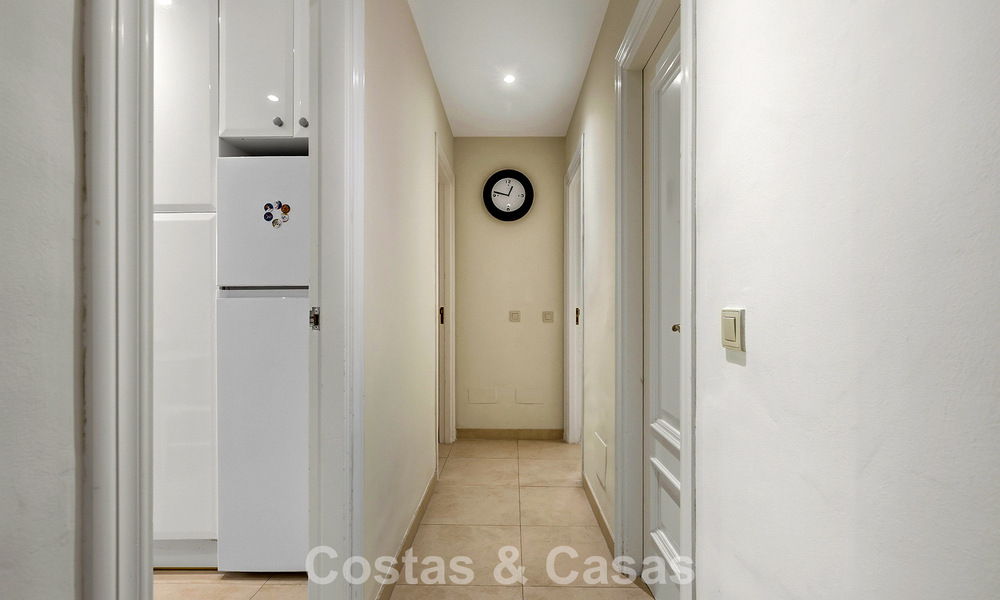 Gelijkvloers appartement met privétuin te koop op een steenworp van het strand op de New Golden Mile tussen Marbella en Estepona 804529