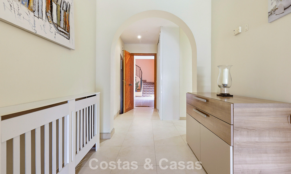 Gelijkvloers appartement met privétuin te koop op een steenworp van het strand op de New Golden Mile tussen Marbella en Estepona 804536