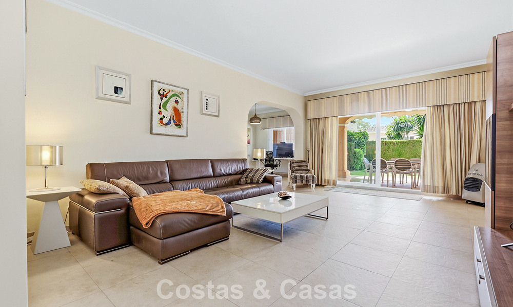 Gelijkvloers appartement met privétuin te koop op een steenworp van het strand op de New Golden Mile tussen Marbella en Estepona 804537