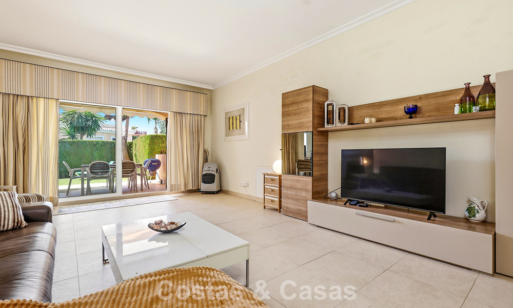 Gelijkvloers appartement met privétuin te koop op een steenworp van het strand op de New Golden Mile tussen Marbella en Estepona 804538